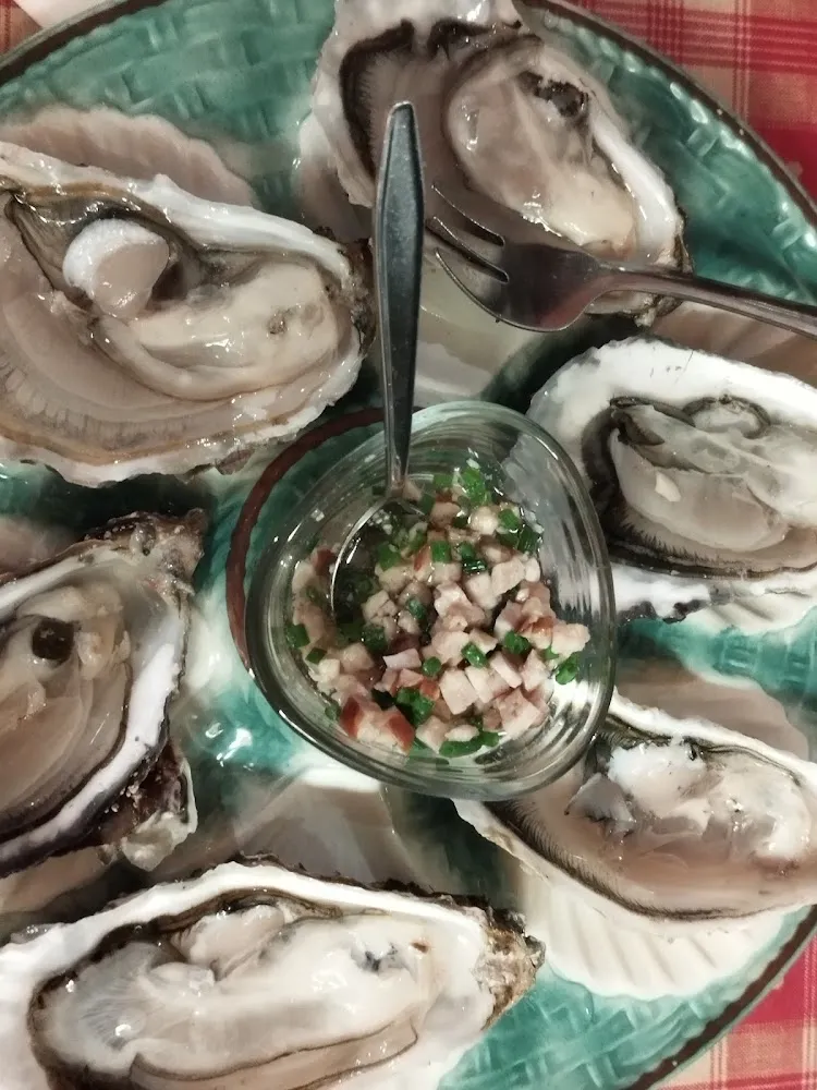 Huîtres Froides Sauce Saucisses Fumées